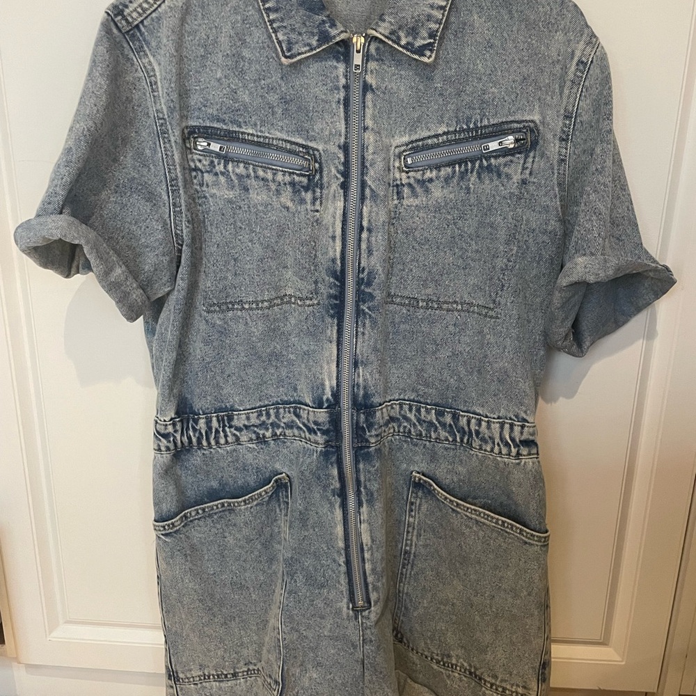 EUC! MNG Denim short sleeve romper Zip-Up Jumpsuit! Size XL! Super cute!